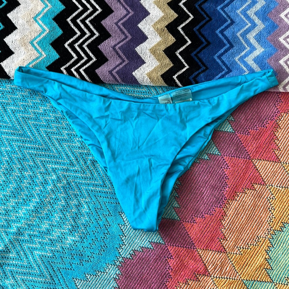 Beach Bunny Swimwear Ruched Bikini Bottom - Picture 3 of 4